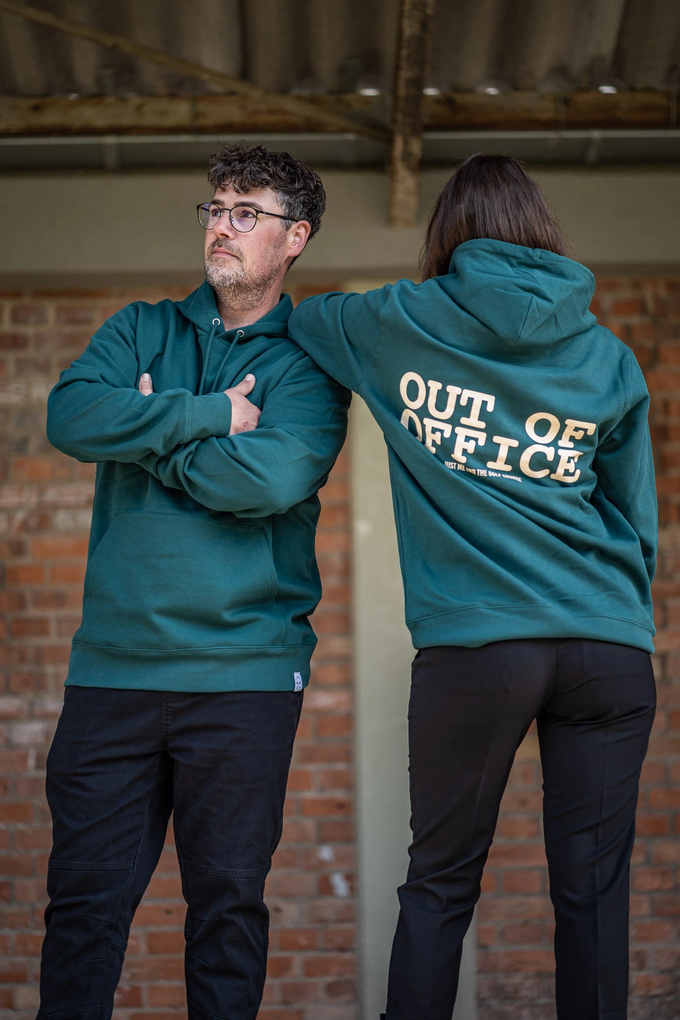 Hoodie "Out of Office" - lässiger Streetwear-Look für Golfer abseits des Golfplatzes.