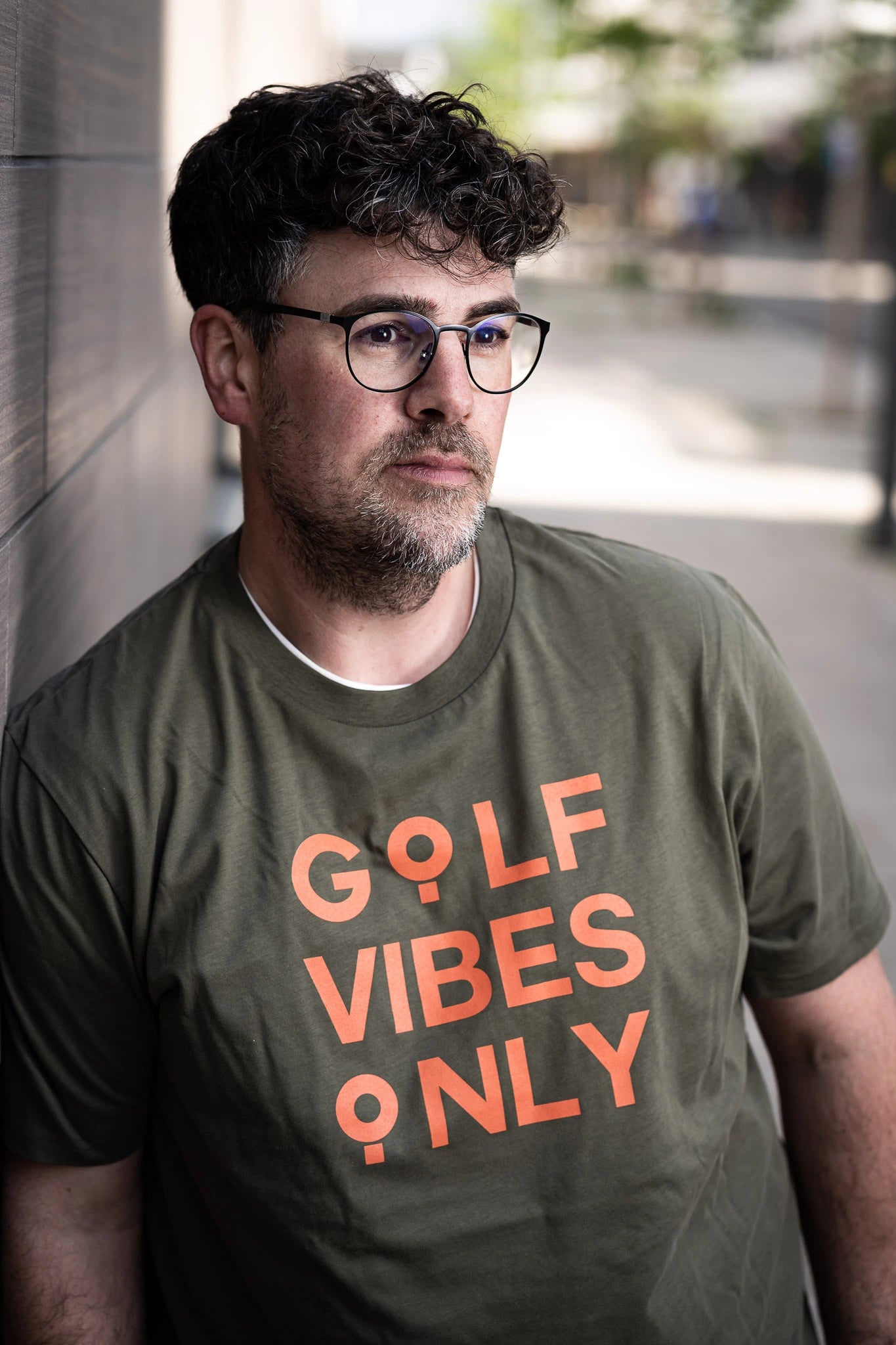 T-Shirt "Golf Vibes Only" - lässiger Streetwear-Look für Golfer im Alltag.