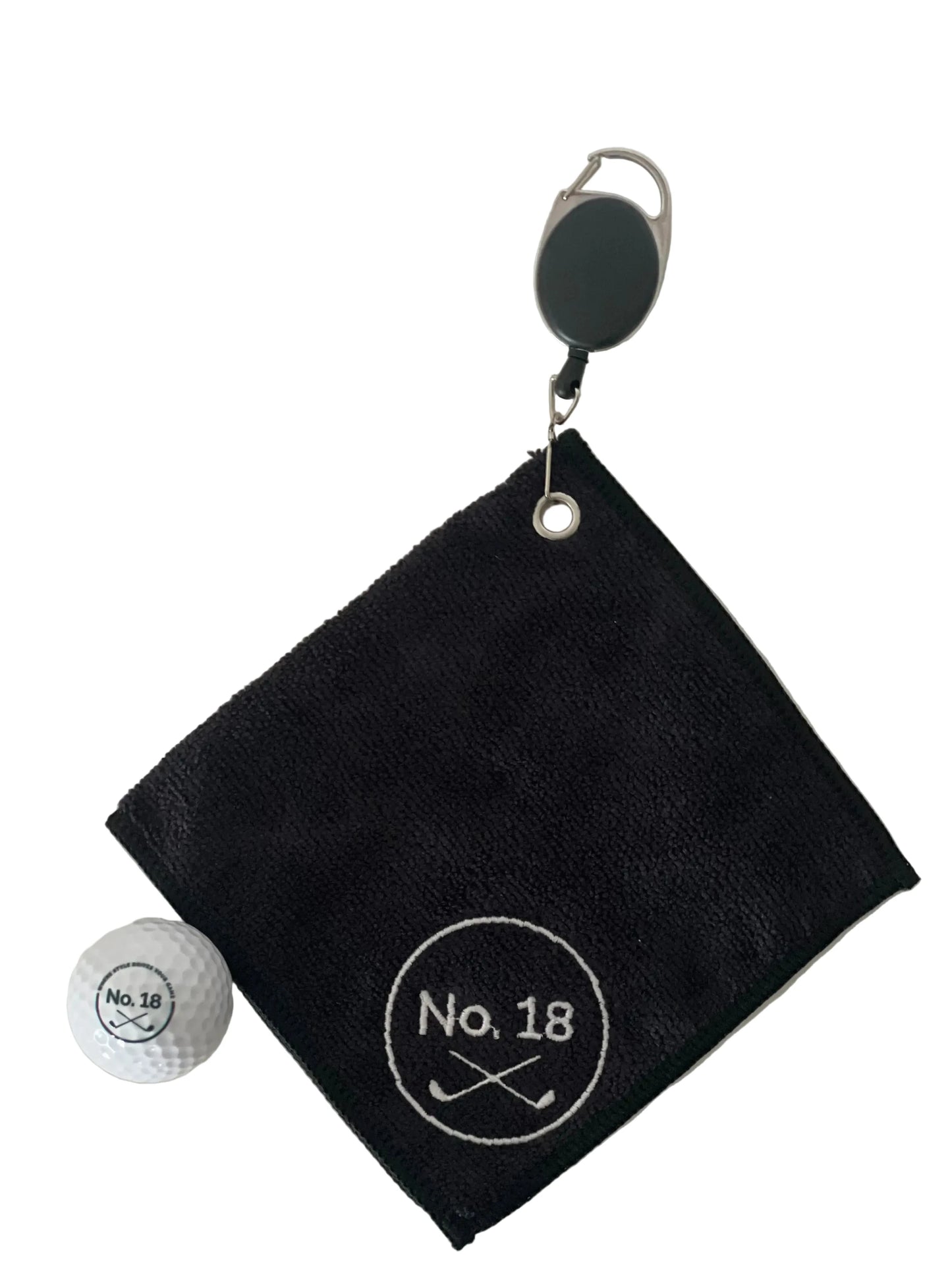 Schwarzes Golfhandtuch mit ausziehbarem Clip und gesticktem No. 18 Logo zur Befestigung am Golfbag oder Trolley.