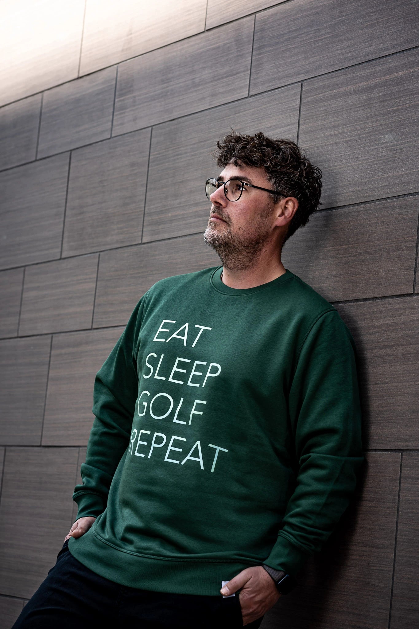 Grünes Golf Sweatshirt "Eat Sleep Golf Repeat" - urbaner Lifestyle für Golfer.