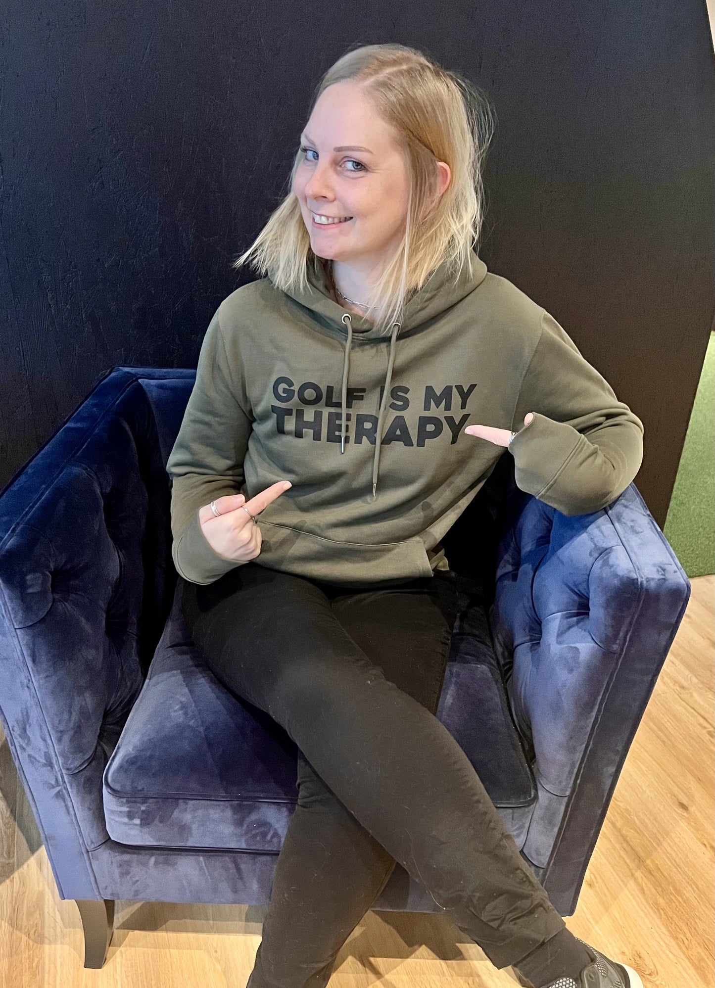 Hoodie in Khaki mit Print "Golf is my Therapy" - lässiger Streetwear-Look für Golfer.